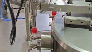 Máquina de enchimento e tamponamento de seringa pré-cheia DZA100