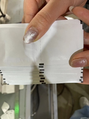 A preparação automática médica de alta velocidade do cotonete de algodão do álcool acolchoa o empacotamento fazendo a máquina