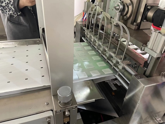 A preparação automática médica de alta velocidade do cotonete de algodão do álcool acolchoa o empacotamento fazendo a máquina