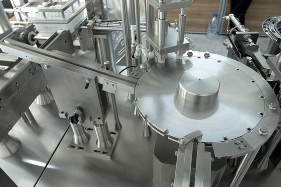 Máquina de enchimento preenchida da seringa, apropriadas assépticos para o líquido &amp; a pomada, resposta &amp; de alta qualidade rápidos
