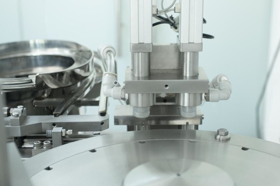 A alta velocidade encheu pre a máquina de enchimento das seringas da máquina de enchimento da seringa do gel/fechamento da atração para a venda