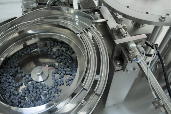 Máquina de enchimento de seringas pré-cheias controlada por PLC para operação automática