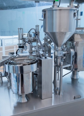 Máquina Avançada Automática de Enchimento e Encapsulamento de Seringa de Plástico descartável para Gel e Creme