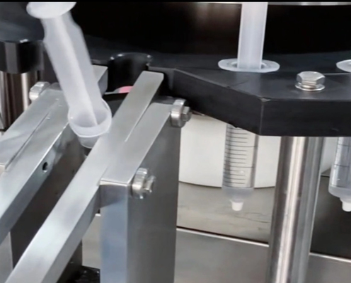 Máquina automática de enchimento de tampas de seringas pré-cheias de plástico descartáveis