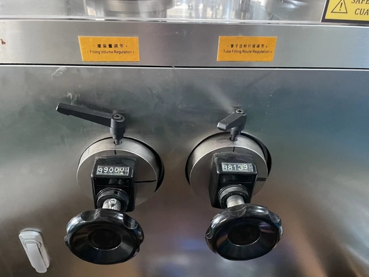 Máquina versátil de enchimento e vedação de tubos moles para alimentos e cosméticos