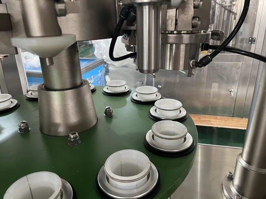 Máquina semi-automática de preenchimento e vedação de pasta com precisão de ± 1% e sistema de controlo PLC