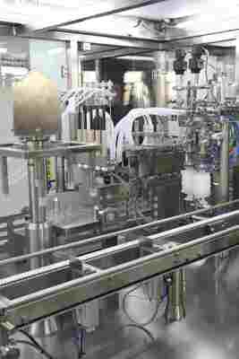 Máquina de enchimento de seringas pré-enchidas RTU automatizada de alta velocidade para fabricação estéril