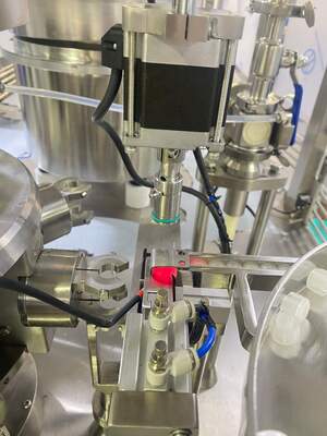 High Precision Rotary Syringe Liquid Filling Sealing Machine 1800-2100 P/H