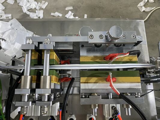 Máquina de embalagem de lenços umedecidos de saquinho único de alta velocidade Máquina de embalagem de almofada de preparação de álcool com vedação de quatro lados
